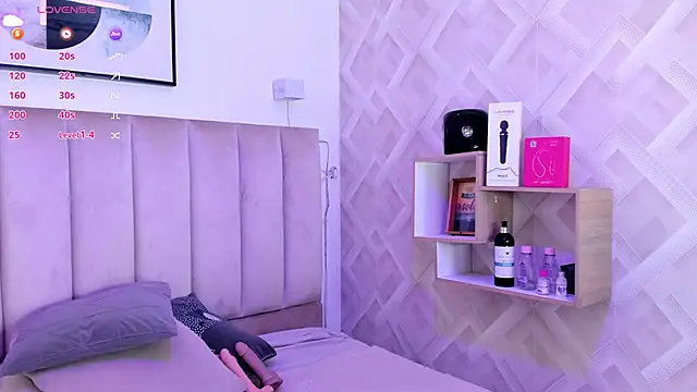 Clhoe Johnson online show from 11-15-25, 12:20