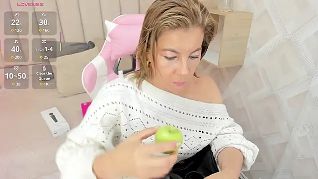 Clhoe Johnson online show from 12-17-25, 12:21