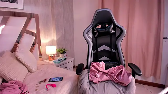 Clhoe Johnson online show from 10-02-25, 02:37