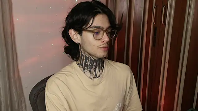 Snapshot of Mihail_leroy chatting on 06-19-26, 03:12 Mihail leroy online show from 06-19-26, 03:12