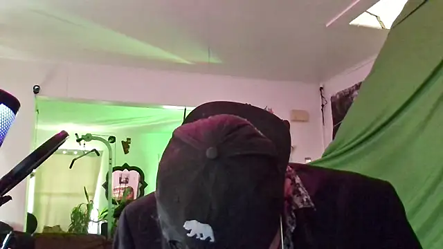 MasterDaddyCool online show from 10-28-25, 04:39