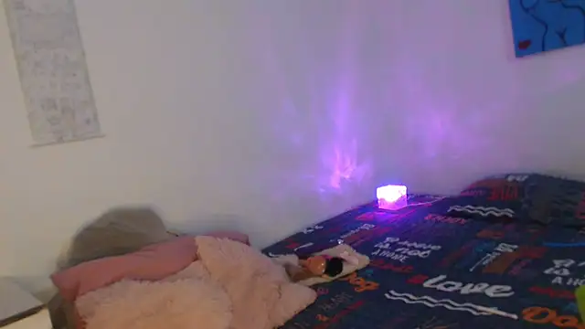 Snapshot of Victoria_new chatting on 10-21-25, 11:37 Victoria new online show from 10-21-25, 11:37