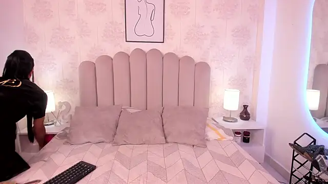 ShaynaHosk online show from 10-19-25, 07:33