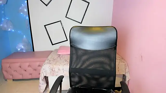 Snapshot of paula_miler1 chatting on 10-10-25, 02:18 paula miler1 online show from 10-10-25, 02:18
