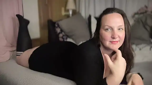 Snapshot of Just_Trudy chatting on 10-22-25, 01:16 Just Trudy online show from 10-22-25, 01:16