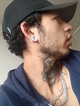 Snapshot of Tattoboy19cm chatting on 10-07-25, 03:13 Tattoboy19cm online show from 10-07-25, 03:13