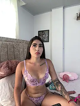Snapshot of EmiilyEvans_ chatting on 05-07-26, 07:39 EmiilyEvans online show from 05-07-26, 07:39