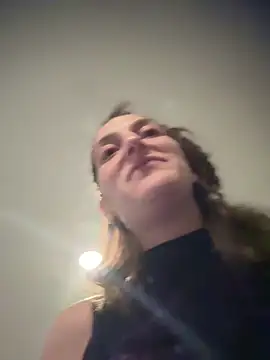 Snapshot of MrsSizzle chatting on 10-19-25, 08:17 MrsSizzle online show from 10-19-25, 08:17