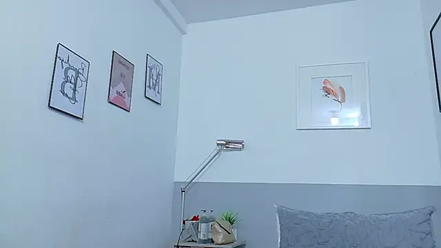 cutepetitee online show from 10-24-25, 07:57