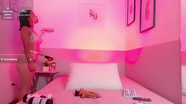 cutepetitee online show from 10-17-25, 08:43