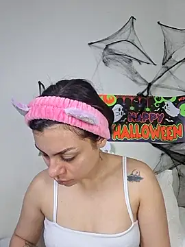 AmaiaSalvatore online show from 10-31-25, 09:43