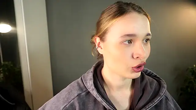 lisa schiele online show from 12-04-25, 09:03