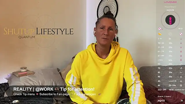 Snapshot of SwingWingWomanSweden chatting on 12-04-25, 11:09 SwingWingWomanSweden online show from 12-04-25, 11:09