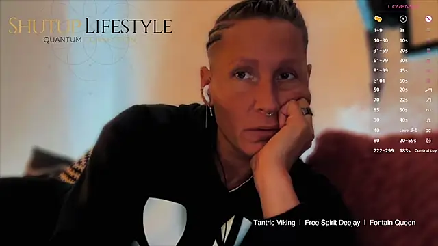 Snapshot of SwingWingWomanSweden chatting on 11-02-25, 08:14 SwingWingWomanSweden online show from 11-02-25, 08:14