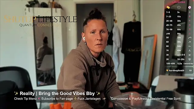 Snapshot of SwingWingWomanSweden chatting on 05-21-26, 11:07 SwingWingWomanSweden online show from 05-21-26, 11:07