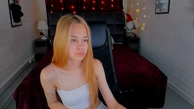 Snapshot of UliaNeer chatting on 07-20-26, 05:04 UliaNeer online show from 07-20-26, 05:04