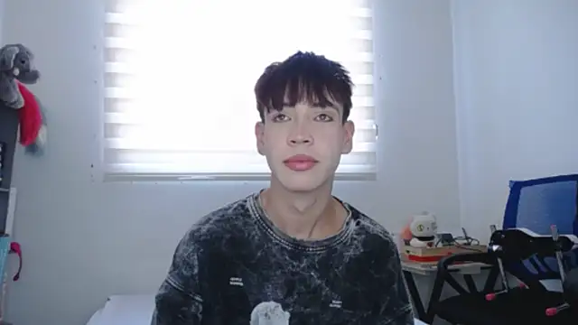 Snapshot of lucky_stricke chatting on 09-19-25, 08:13 lucky stricke online show from 09-19-25, 08:13