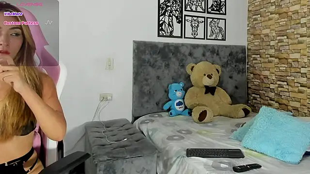 Luisa Red online show from 11-18-25, 01:32