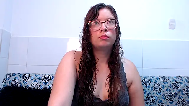 Snapshot of zoewhite2 chatting on 11-17-25, 02:10 zoewhite2 online show from 11-17-25, 02:10