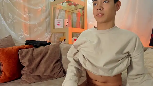 LoganTwink18 online show from 04-06-26, 11:06