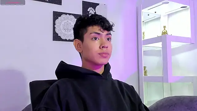 LoganTwink18 online show from 09-09-25, 12:47