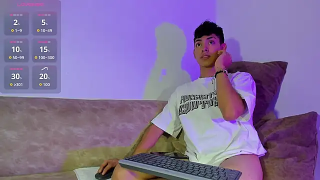 LoganTwink18 online show from 10-31-25, 01:24