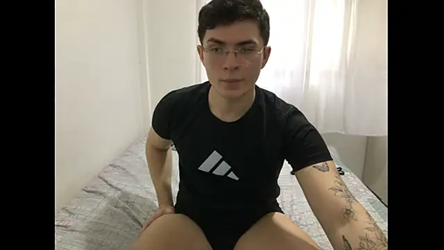 Snapshot of MatheusYoko chatting on 10-01-25, 04:11 MatheusYoko online show from 10-01-25, 04:11