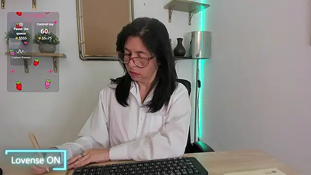 Snapshot of SabinaDeluxe_cg chatting on 10-11-25, 01:23 SabinaDeluxe cg online show from 10-11-25, 01:23