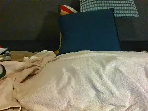 Snapshot of blue-moon23 chatting on 10-17-25, 04:42 blue-moon23 online show from 10-17-25, 04:42