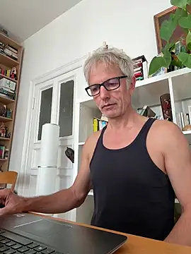 Snapshot of SexyLeon8 chatting on 09-15-25, 09:21 SexyLeon8 online show from 09-15-25, 09:21