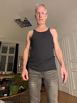 Snapshot of SexyLeon8 chatting on 11-15-25, 06:45 SexyLeon8 online show from 11-15-25, 06:45