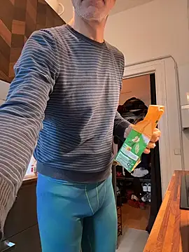 Snapshot of SexyLeon8 chatting on 12-18-25, 08:19 SexyLeon8 online show from 12-18-25, 08:19