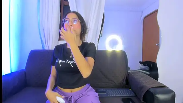 Akira Hime online show from 10-19-25, 02:47