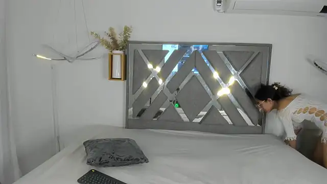 Akira Hime online show from 10-21-25, 04:34