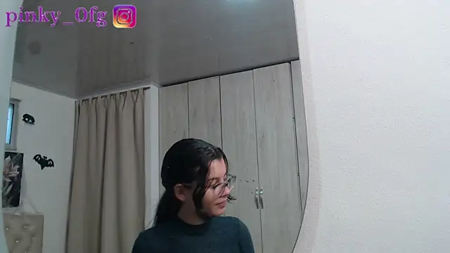 Snapshot of pinky_f00x chatting on 10-16-25, 10:07 pinky f00x online show from 10-16-25, 10:07