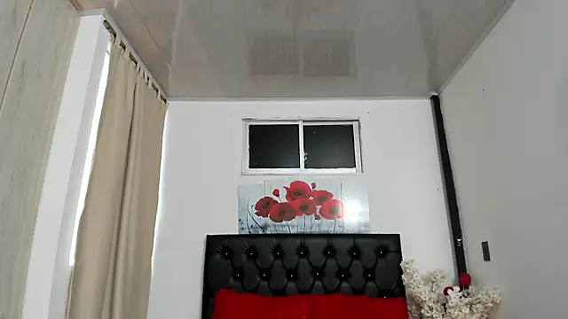 Snapshot of pinky_f00x chatting on 06-11-26, 07:22 pinky f00x online show from 06-11-26, 07:22