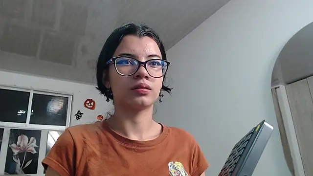 Snapshot of pinky_f00x chatting on 10-17-25, 11:39 pinky f00x online show from 10-17-25, 11:39