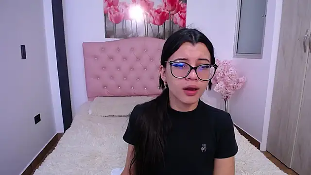 Snapshot of pinky_f00x chatting on 09-25-25, 02:17 pinky f00x online show from 09-25-25, 02:17