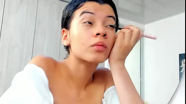 Snapshot of pinky_f00x chatting on 05-27-26, 07:32 pinky f00x online show from 05-27-26, 07:32