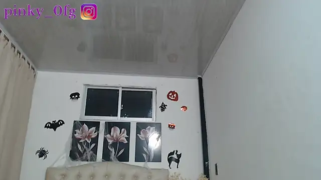 Snapshot of pinky_f00x chatting on 10-11-25, 12:11 pinky f00x online show from 10-11-25, 12:11