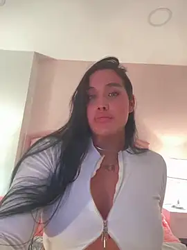 Snapshot of Bella__Wood chatting on 05-30-26, 12:39 Bella Wood online show from 05-30-26, 12:39