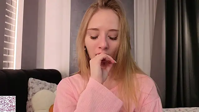 Snapshot of ElvinaRose chatting on 12-15-25, 02:17 ElvinaRose online show from 12-15-25, 02:17