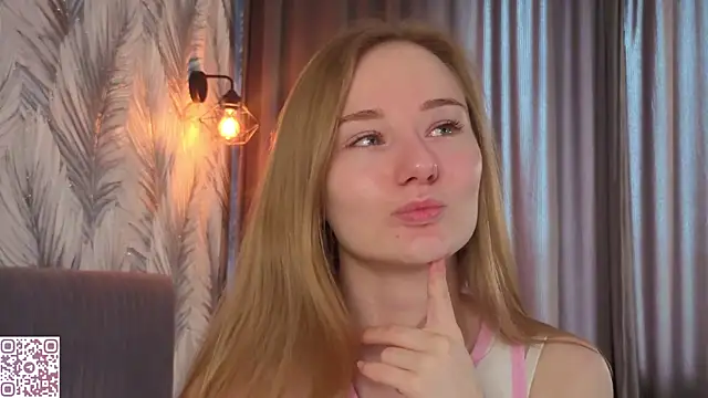 Snapshot of ElvinaRose chatting on 05-15-26, 04:32 ElvinaRose online show from 05-15-26, 04:32