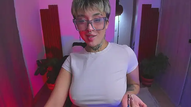 Snapshot of Rebeka-baker chatting on 07-23-26, 11:18 Rebeka-baker online show from 07-23-26, 11:18