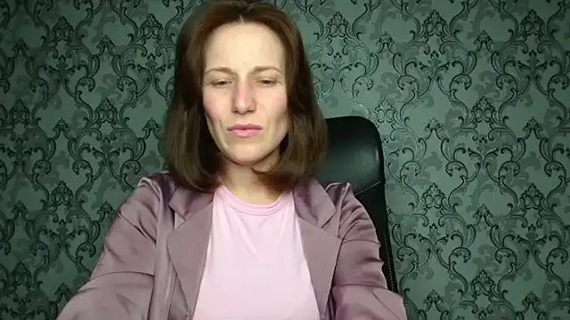 Kelly Kisss online show from 12-18-25, 06:23