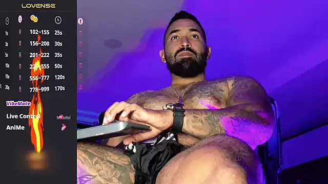 Snapshot of Max-prada chatting on 06-17-26, 02:33 Max-prada online show from 06-17-26, 02:33