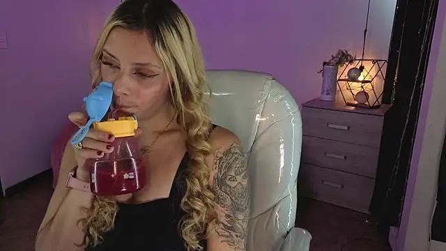 Snapshot of Jennaa_Cooper chatting on 10-20-25, 07:36 Jennaa Cooper online show from 10-20-25, 07:36