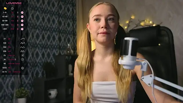 Snapshot of Anna_mileer chatting on 12-03-25, 01:28 Anna mileer online show from 12-03-25, 01:28