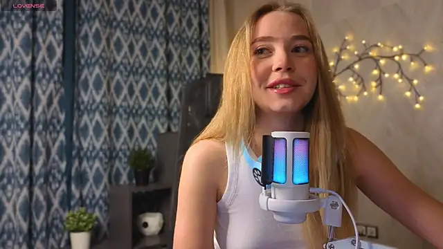 Snapshot of Anna_mileer chatting on 12-02-25, 01:28 Anna mileer online show from 12-02-25, 01:28