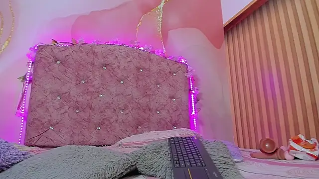 violet taylor  online show from 12-18-25, 02:27